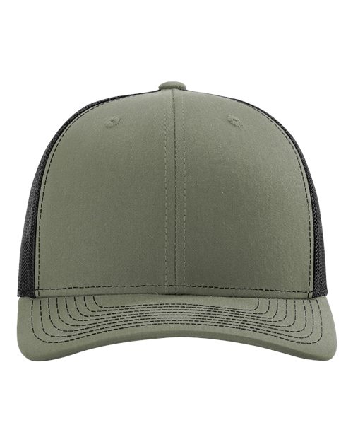 Baseball cap in olive green with contrast stitching on the brim.